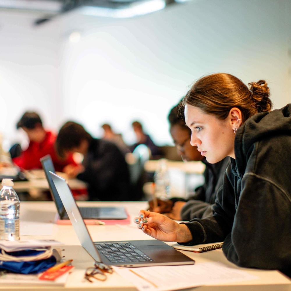 Student met laptop op VUB STEM in Technopolis