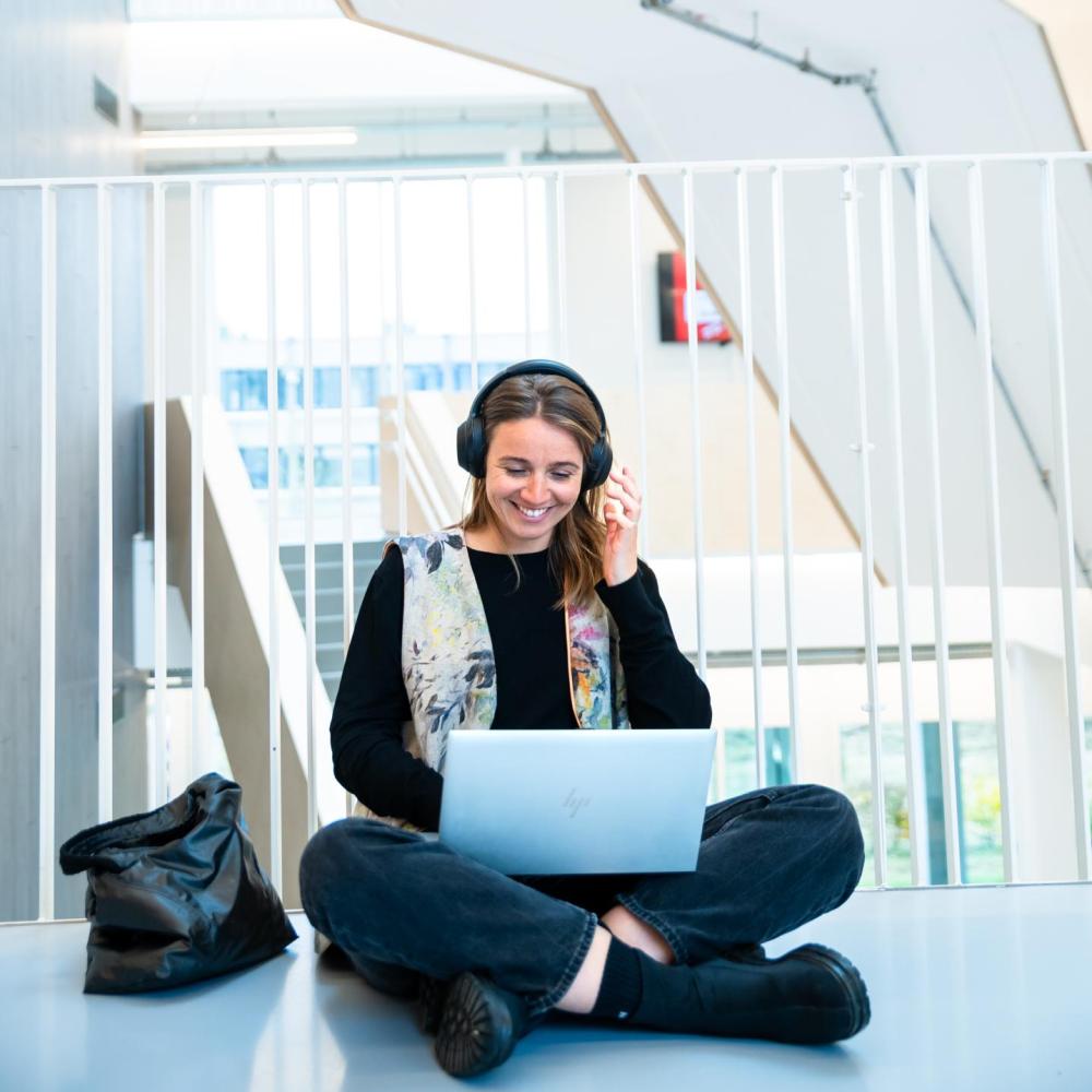 Lachende vrouw met een laptop 