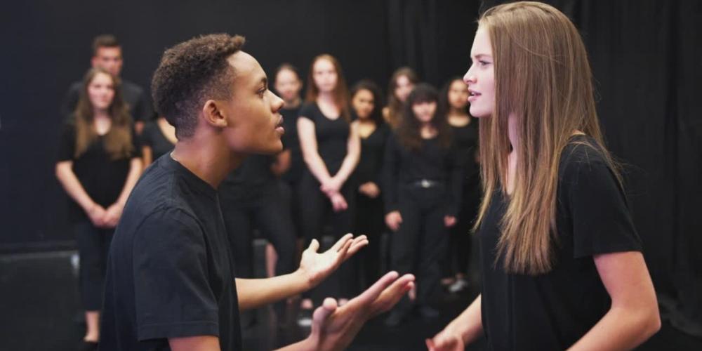 Studenten kunstonderwijs repeteren in een studio