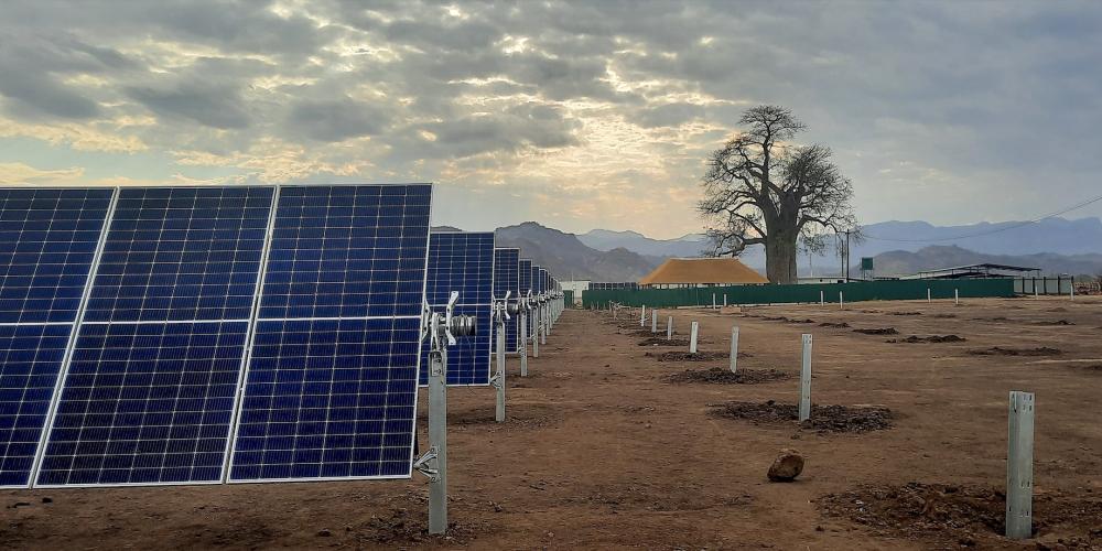 Bouwplaats van zonnepanelen in Afrika