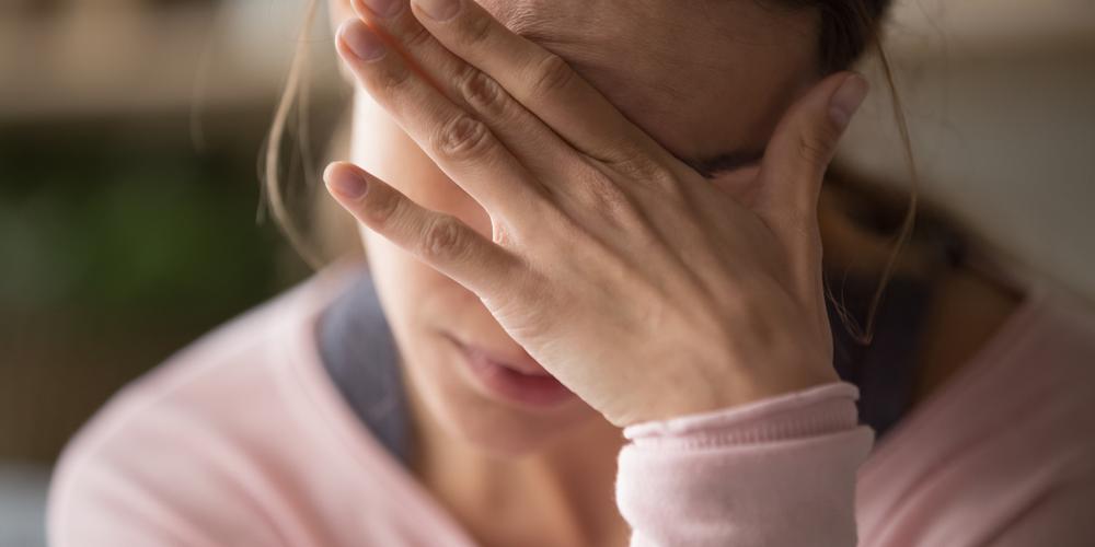 Vermoeide wanhopige vrouw