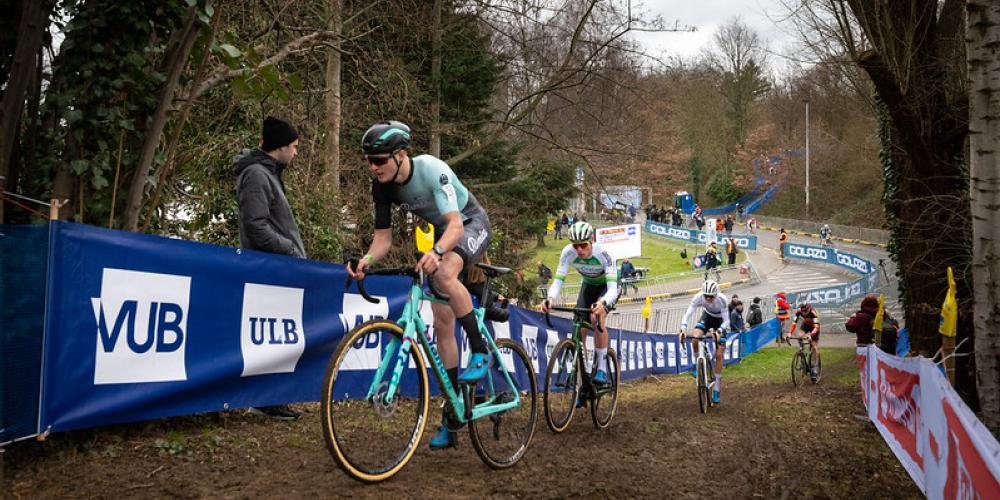 Veldrijders rijden de heuvel op