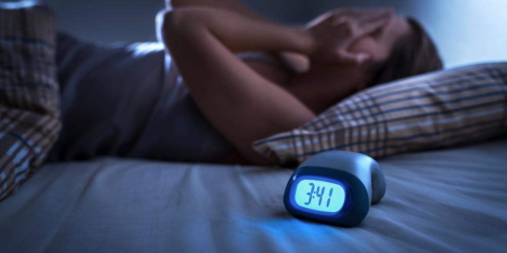 Man slapeloos in bed