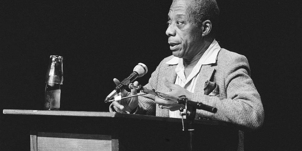 James Baldwin in 1984 tijdens een lezing in de serie 'Another window on the World' in Amsterdam