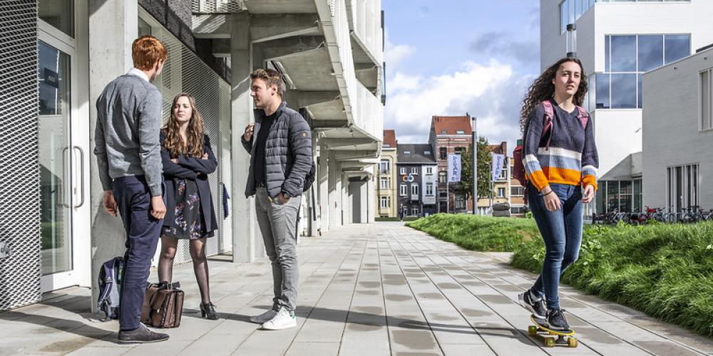 Studenten bij de koten op de campus in Etterbeek