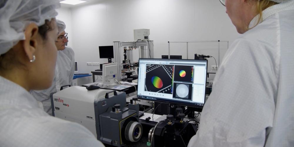 PhotonHub Experience Centre Cleanroom 4 People having a workshop in a cleanroom