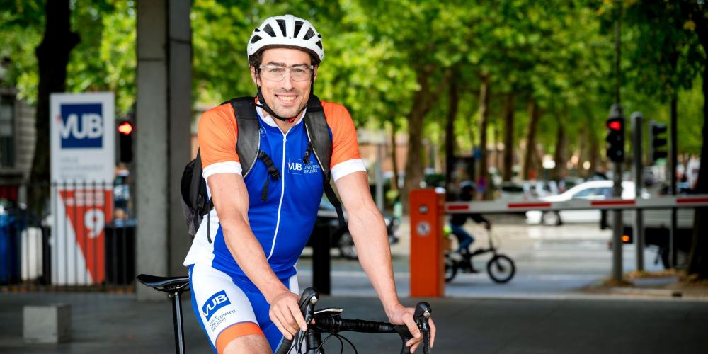 VUB Bewegingswetenschapper Dirk Aerenhouts op de fiets