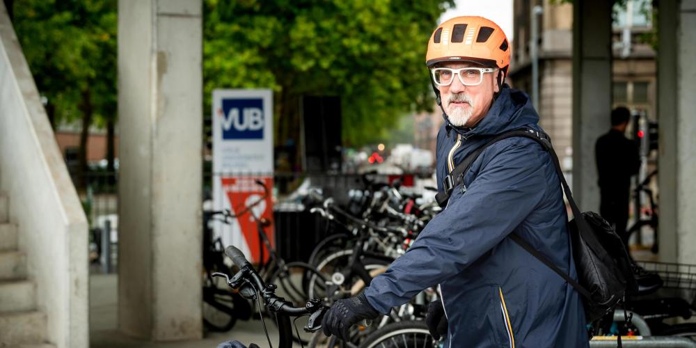 Afdelingshoofd Sport & Beweging Dixie Van De Wiele op de fiets