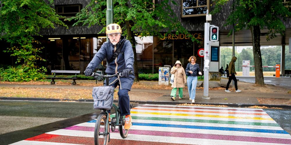Afdelingshoofd Sport & Beweging Dixie Van De Wiele op de fiets