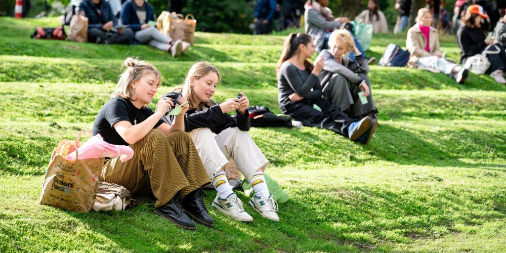 Studenten op campus 