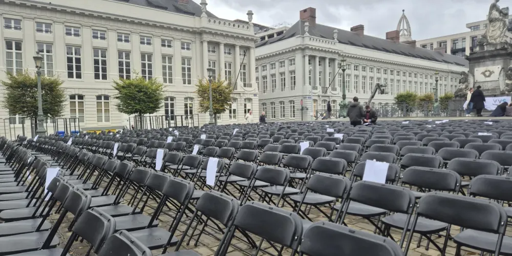 De Vlaamse Vereniging van Studenten (VVS) plaatste 1.000 lege stoelen aan het Martelaarsplein als protest tegen de geplande besparingen in het hoger onderwijs