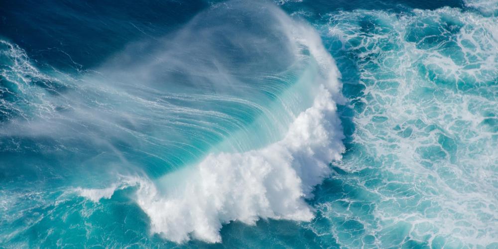 Reusachtige brekende oceaangolven