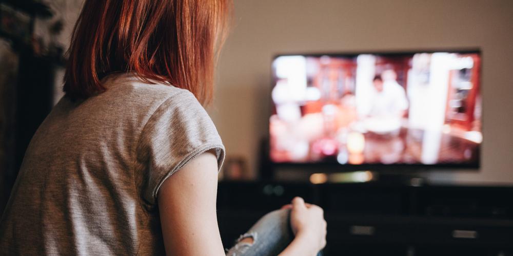 Vrouw kijkt tv 