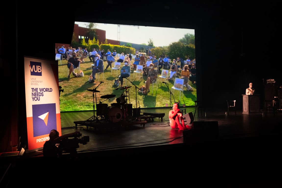 Academische opening op zes verschillende plaatsen