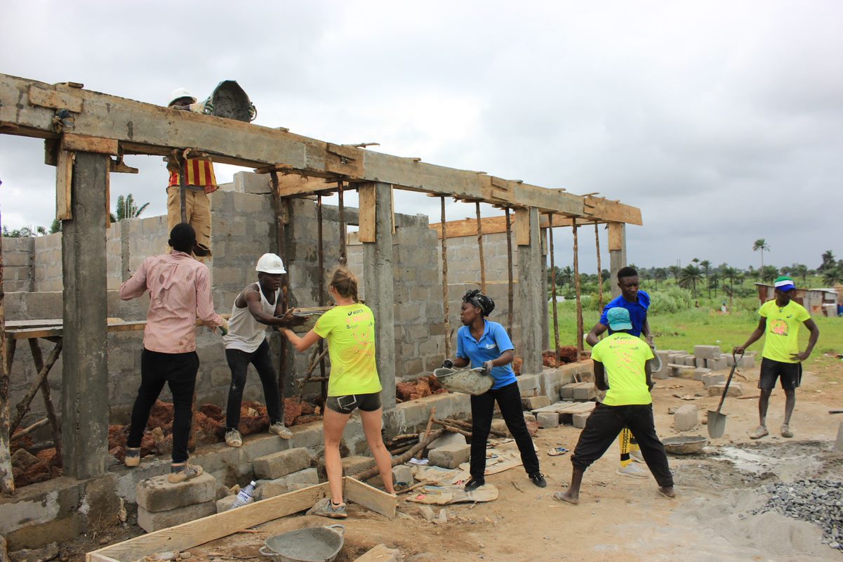 Joa-Ann helps building a school in Sierra Leone, together with other VUB-students and VZW Edukado