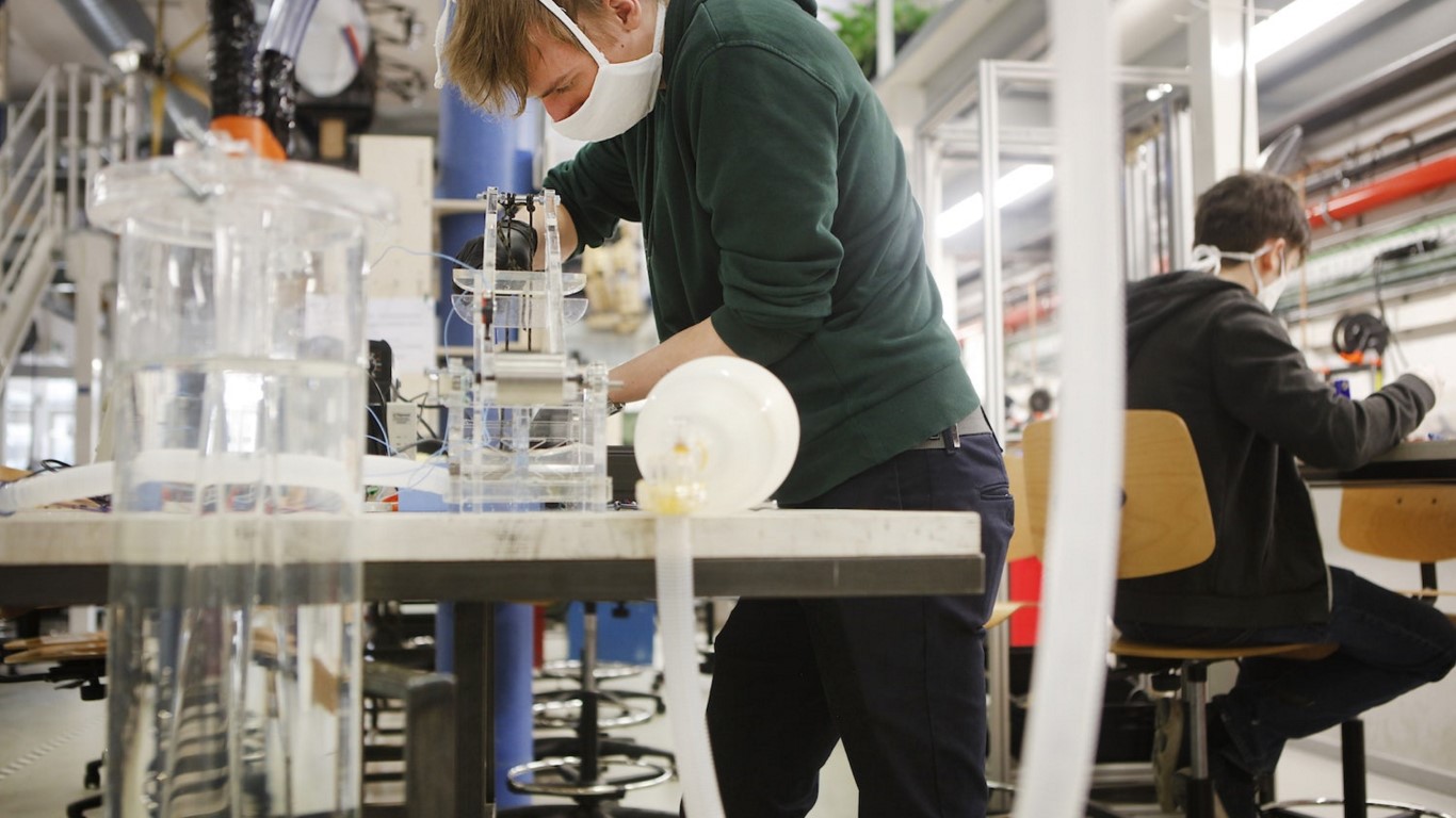 Beademingstoestellen in elkaar steken in het FabLab